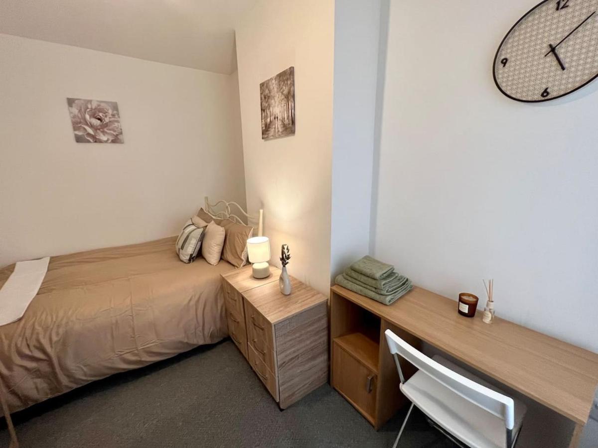 4 Bedroom Terrace House Wellingborough Eksteriør billede