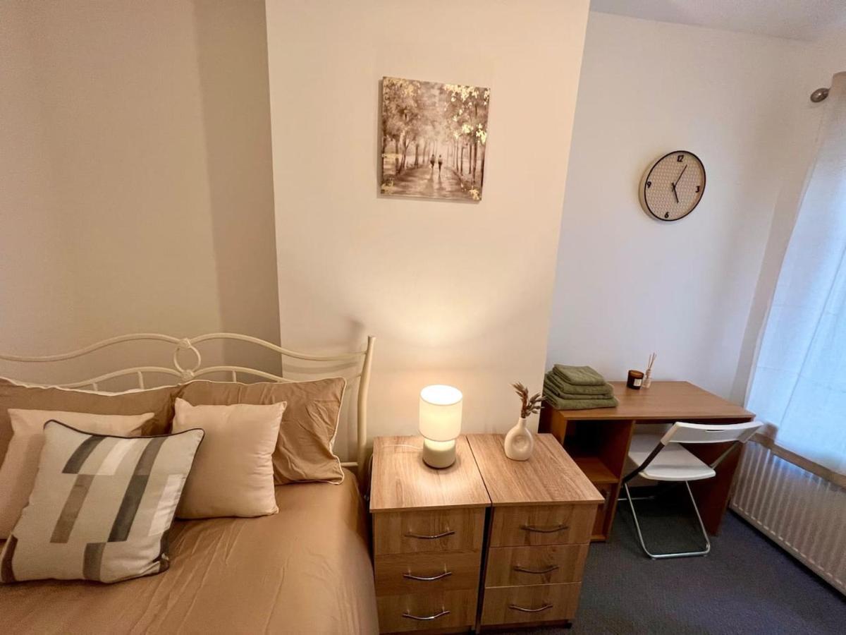 4 Bedroom Terrace House Wellingborough Eksteriør billede